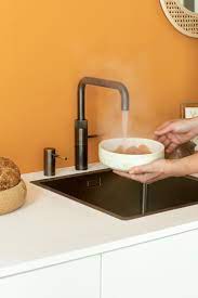 Hierdoor staat hij mooi in iedere keuken. De Fusion En De Classic Fusion Quooker Kranen In Messing Patina Zijn Als Een Goede Fles Wijn Habitos Be