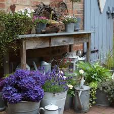 Falls Mich Einer Sucht Ich Bin Gleich Draussen Mal Schauen Was Im Garten So Zu Machen Ist Container Garden Design Rustic Garden Decor Potting Table