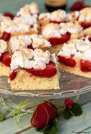 Pentru a fi siguri ca este gata, verificati prajitura cu o scobitoare. Prajitura Cu Iaurt Capsuni Si Bezea Diva In Bucatarie