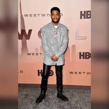 Kid cudi paid tribute to late nirvana frontman kurt cobain during his saturday night live performances, rocking a fuzzy green cardigan and floral dress in true come as you are spirit. 1ot Yjjxlkyesm
