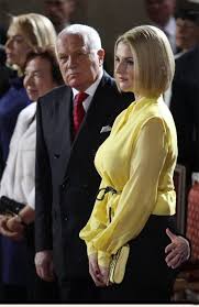 Prezident miloš zeman včera spolu s dalšími představiteli státu vyzvedl z přísně střeženého trezoru na pražském hradě korunovační klenoty. Tyden Cz Obrazem Pravda Vydesi Zeman Na Hrade Vtipy Na Webu