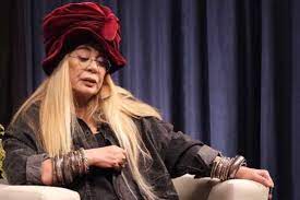 Bir gün kocasıyla kavga ederlerken çocuğunu kaybeder ve kocası hapse, zerrin ise akıl hastanesinin yolunu tutarlar. Zerrin Ozer Agabeyim Dedigim Insanin Tecavuzune Ugradim Independent Turkce