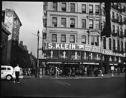 Walker Evans Street Scene In Front Of S Klein On The Square Department Store Union Square East New York City Street Scenes New York City Union Square