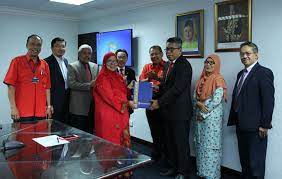 Beliau telah berkhidmat sebagai naib canselor universiti kebangsaan malaysia (ukm) selama hampir dua (2) tahun selain memegang jawatan pentadbiran dan akademik yang lain seperti timbalan naib canselor (hal ehwal akademik dan antarabangsa), universiti malaya. Prof Madya Dr Roslee Rajikan Timbalan Naib Canselor Hal Ehwal Pelajar Dan Alumni Ukm Baharu Ukm News Portal