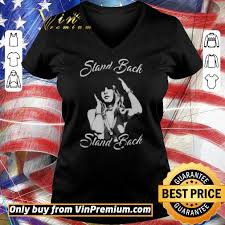 In het midden van de jaren 70 werd nicks een megaster als charismatische zangeres van de (voormalige) engelse bluesformatie fleetwood mac, waar ze in 1974 als package deal werd aangenomen door mick fleetwood, daar waar het eigenlijk alleen om haar toenmalige levensgezel lindsey buckingham ging. Funny Stevie Nicks Stand Back Shirt Hoodie Sweater Longsleeve T Shirt