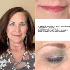 This dog is at the new Allsups in Los lunas by Albertsons, she looks like  she has a hurt paw!