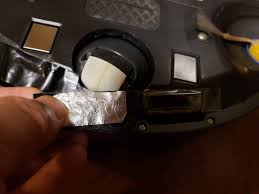 ムース on X: ルンバ642の段差センサーを無効化。無効化は中心の２カ所だけでいい。準備：野菜などの包装プラ、ビニールテープ（黒と白）、セロテープ、アルミホイル①黒テープの裏にアルミホイルを貼る②中心２カ所にセロテープでプラケースを貼る③その上から①を貼る  ...