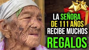 Muchos regalos para la señora de 111 años👌