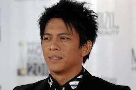 Ya, model pria asia memang sering menggunakan potongan rambut medium dan juga mampu menarik biarkan rambut belakang dan atas tetap panjang dan tebal, lalu sasak dengan arah ke atas. Selalu Jadi Tren Ini 10 Perubahan Gaya Rambut Ariel Noah
