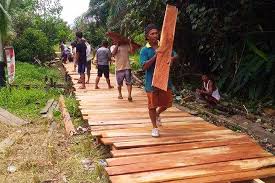 Olahraga yang biasa dipakai untuk penjas. Infopublik Warga Mungkubaru Gotong Royong Buat Jalan Titian