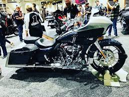 新色スタイリッシュ harleydavidson ハーレー narita japan バイク 新色 newcolor スタイリッシュ かっこいい cvoroadglide fltrxse cvoロードグライド 2019 ライトニングシルバー チャードスティ ライトニング ハーレー スタイ