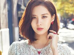 Style rambut ini adalah mode rambut dengan potongan poni pendek yang dibuat belahan poni pinggir dan rambut yang dibuat bergelombang. 4 Selebriti Korea Yang Makin Cantik Dengan Rambut Bob Pendek Okezone Lifestyle