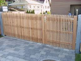 Schwarz Zaune Larche Naturbelassen Zaun Schwarzer Zaun Garten Design