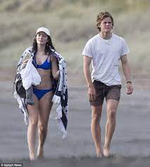 5′ 5″ (1.65 m) nationality : Lorde Shows Off Her Bikini Body During Ngarunui Beach Day In New Zealand Daily Mail Online