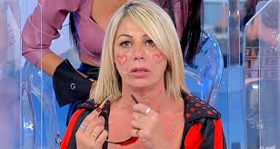 Nella puntata di oggi, lunedì 13 gennaio 2020, valentina e aurora si sono scontrate parlando di ritocchini. Uomini E Donne Gianni Nascondete Qualcosa Datemi I Telefonini Solonotizie24