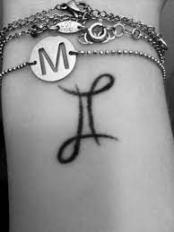 Kleine Tatoeage Pols Small Tattoo Tattoo Gemini Sterrenbeeld Tweeling Twins Gemini Tattoo Gemini Tattoo Designs Trendy Tattoos