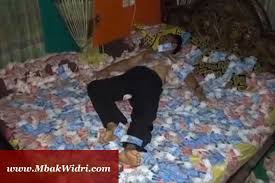 Lakukan amalan yang bila rutin dijalankan selama 40 hari tanpa terputus, insyaallah akan mendapatkan rezeki yang berlimpah. Amalan Kaya Raya Secepat Kilat Dengan Pesugihan Putih Mbak Widri
