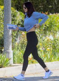 Katharine Mcphee 36 Turns The Street Into Her Own Personal Gym Daily Mail Online