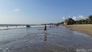 Selain pantai, tempat wisata surabaya ini juga dekat dengan hutan bakau dan juga klenteng sanggar agung, tempat wisata di surabaya lainnya yang bisa dikunjungi. Long Weekend Ini Pantai Anyer Ramai Masker Harus Dipakai