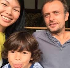 Lu Yan's 9-year-old mixed-race son has grown up. His mother has small eyes  and he smiles with a sense of superiority.