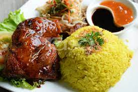 Nasi lemak dan kawan2nya ( hirisan timun, ikan bilis, kacang, papadom) + ayam goreng spicy + telur goreng + signature sambalcawan hanya rm 4 sahaja ‼️. 3 Resipi Nasi Bersama Lauk Yang Sesuai Di Cuba Di Hujung Minggu Memang Mudah