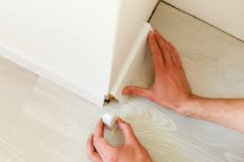 Sockelleisten bilden einen abschluss zwischen wand und boden, der für eine saubere optik sorgt. Sockelleisten Nageln Schrauben Kleben Oder Klicken