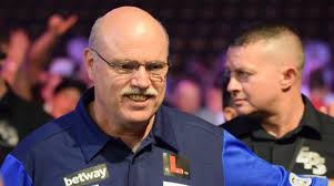 Gedurende zijn carrière produceerde hij erotische fotografie en tekeningen van. Amerikaanse Darter Larry Butler In Ziekenhuis Na Zware Hartaanval Sportnieuws