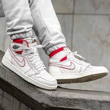 Jordan Retro 1 High Og University Red Black White Release For The New Sail University Red Phantom Air Jordan I Retro High Og Is Set For This Saturday March 30th Sneakers Sneakers Fashion Shoes Mens