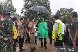 Namun, jika keluarnya cairan tersebut disertai dengan bau tidak sedap dan perubahan warna yang beda dari biasanya, anda perlu mulai waspada. Jas Hujan Plastik Yang Dikenakan Jokowi Itu Praktis Dan Harga Hanya Rp10 000 Antara News Jawa Barat