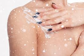 Schnee, winter, weihnachten, menschen, gesundheit und lifestyle-konzept -  nackte junge frau, die perfekte enge brust posiert. nahaufnahme des  weiblichen heißen sexy körpers und der hände auf der brust. über  schneehintergrund | Premium-Foto