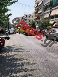 Στη διασταύρωση των οδών καραολή δημητρίου και τζαβέλλα και κάτω από άγνωστες μέχρι στιγμής συνθήκες, μία μηχανή και ένα αυτοκίνητο συγκρούστηκαν μεταξύ τους. Troxaio Sth Nikaia Anapodogyrise Ta3i Fwtografies Eviathema Gr
