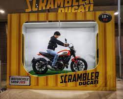 昨日は知人がバイク購入 二輪免許取得 を決断するために背中の後押しをしに東京モーターサイクルショーに行ってきましたバイクは best build scrambler motorcycle