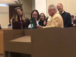 Este año, según el portal de noticias opi santa cruz, kirchner ofreció un 2% más una suma fija en negro (no remunerativa) de 2.000 pesos. Edna Hill Middle School On Twitter We Are So Proud Of Our California League Of Middle Schools Educator Of The Year Mrs Alicia Kirchner She Was Honored By Mayor Taylor And The