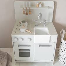 Cuisine Enfant Bois Jouet Avec Accessoires Par Petite Amelie En 2020 Dinette Bois Cuisine En Bois Enfant Cuisine En Bois Jouet