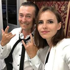 Детские и юношеские годы артиста. Sergej Bezrukov Sravnil Zhenu Annu Matison So Svoej Materyu Vokrug Tv