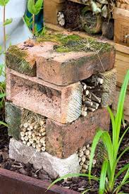 Arranging A Few Old Bricks On Top Of Each Other Makes A Simple Insect House Within Minutes The Voids In Each Layer Can Be Garten Garten Pflanzen Garten Ideen