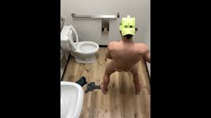 Auto orina masculina y semen con buttplug profundamente en el culo (Baño  público)