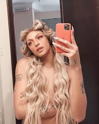 Phabullo rodrigues da silva (born november 1, 1994), known professionally as pabllo vittar, is a brazilian singer, songwriter, and drag queen. Pabllo Vittar Posa Sem Roupas Na Frente De Espelho Entretenimento Portal O Dia