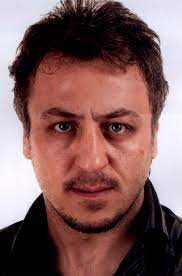 İlk adım olarak cihan'ın babası rahmi'nin kendisine borçlanmasını sağlamış, cihan'ın kızı hazal'ın çıplak görüntüsünün olduğu bilgisayarı ele geçirmiştir. Baris Falay Beyazperde Com