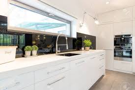 Bord droit ou bord arrondi. Moderne Menage Spacieuse Cuisine Blanche Avec Plan De Travail Blanc Banque D Images Et Photos Libres De Droits Image 61273973