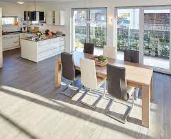 offene kuche mit essbereich holztisch ideen inneneinrichtung einfamilienhaus valenci offene kuche und wohnzimmer kuche und wohnzimmer haus innenarchitektur