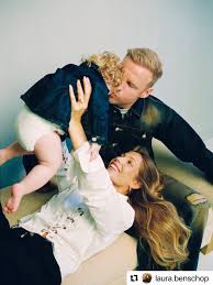 Davy Klaassen en Laura Benschop genieten volop van hun kleine Cruz.  👨&zwj;👩&zwj;👧❤️ (📸: @laura.benschop) #davyklaassen #laurabenschop #ajax