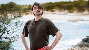 Expeditie robinson 2021 is het 21e reguliere seizoen van de nederlandse versie van expeditie robinson, een televisieprogramma waarin deelnemers moeten overleven op een onbewoond eiland en tegen elkaar strijden voor de overwinning. Dit Is De Eerste Deelnemer Van Expeditie Robinson 2021 Rtl Boulevard