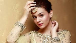 Zara Noor Abbas gives love to Bushra Ansari