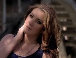 Mandi Lee's Instagram, Twitter & Facebook