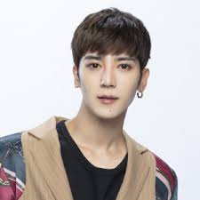 필서진, sinh ngày 7 tháng 7 năm 1989) là nam ca sĩ, diễn viên người đài loan. Hits And Introductions Of æ¯•ä¹¦å°½ Bii Kkbox