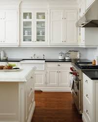 I Like How The Cabinets Are Broken Up By A Set Of Glass Door Cabinets Classic White Kitchen White Kitchen Traditional Kitchen Inspirations