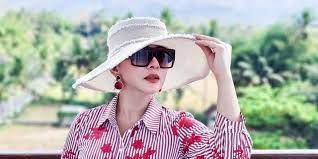 Edit syahrini tembus pandang / ane mau share nih tentang caraa buat gambar tembus pandang via sotosop. Dituding Edit Foto Liburan Tengok Gaya Syahrini Pakai Outfit Rp2 Miliar Dream Co Id