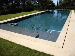 C'est le cas si votre piscine est équipée d'un grand débordement et qu'elle est utilisée au même moment par de nombreux. Dfm Piscines A Debordement Bouches Du Rhone Escalier Piscine Piscine A Debordement Piscine
