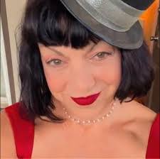 Lucia Singer's Instagram, Twitter & Facebook